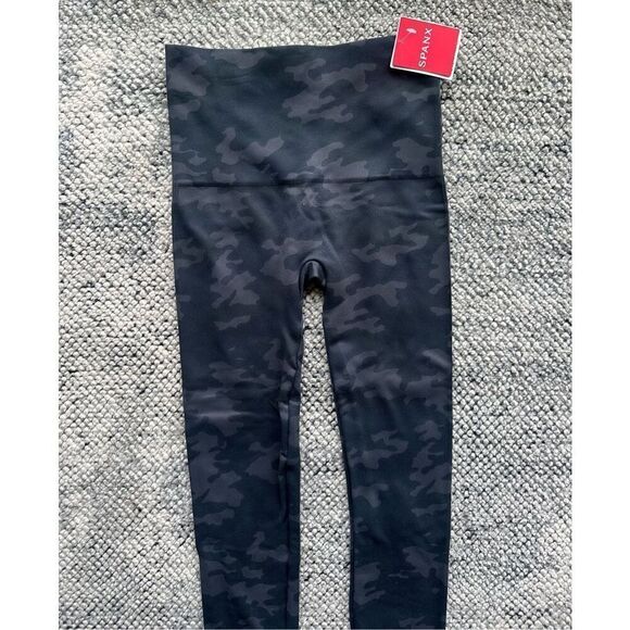 NWT Spanx Seamless High Waist EcoCare Leggings Pants in Black Camo - Small - Picture 7 of 9